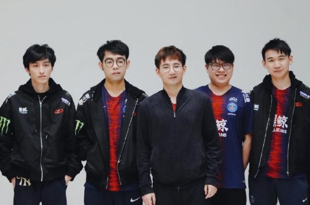 队的中场支 队的中场支